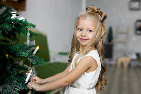快乐和节日快乐小女孩给树图片