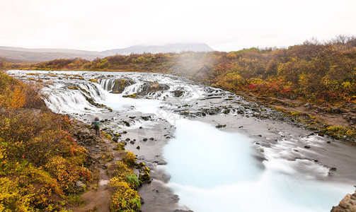 Bruarfoss瀑布在秋天在冰岛流动图片