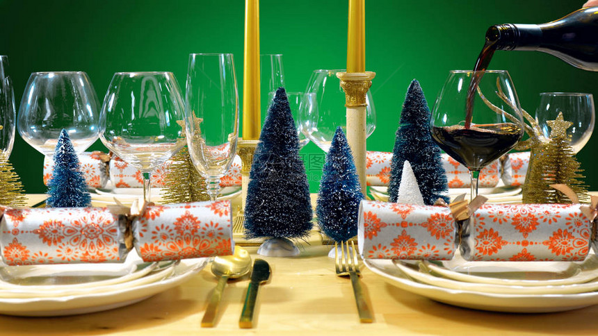 现代黄金铜和白色主题的节日圣诞午餐桌图片
