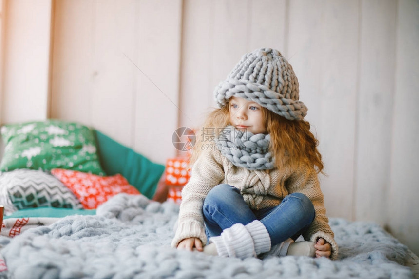 女婴手工编织的帽子和围巾图片