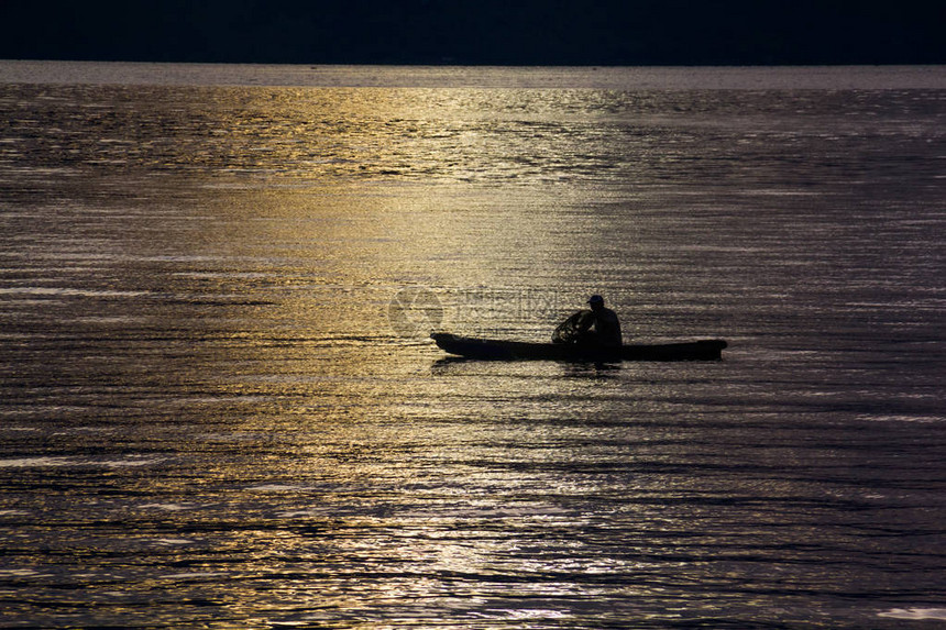 日出时在印度尼西亚萨莫塞尔岛托图片