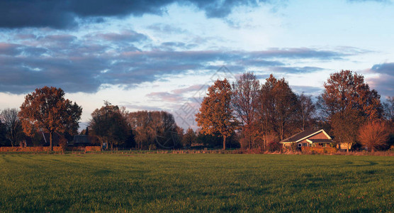 农村秋天风景的孤单房屋中日落时图片