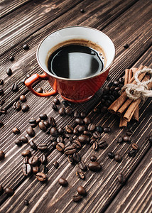 深底黑咖啡咖啡豆和肉桂图片