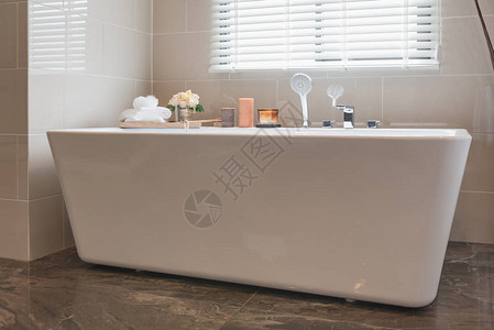 带有白色浴缸和水龙头的现代内室巴洗室背景图片
