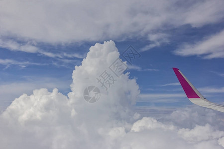 从飞机上看飞机的翼和蓝天上令人惊叹的白云图片