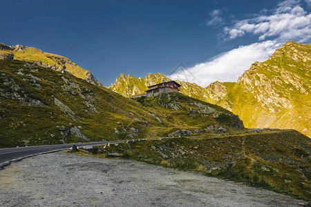 美丽的蜿蜒道路和山中的木屋图片