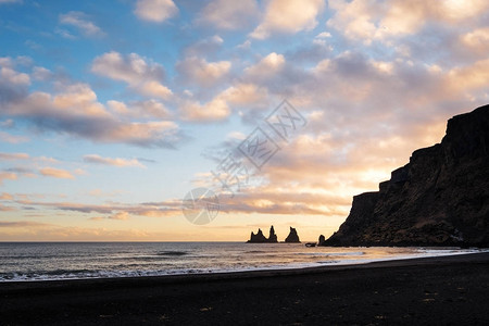 日落的黑沙滩冰岛雷尼图片