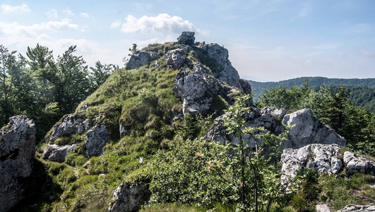 斯洛伐克卢坎斯卡马拉法特拉山的奥斯特拉斯卡拉山与石英岩在蓝天和云彩图片