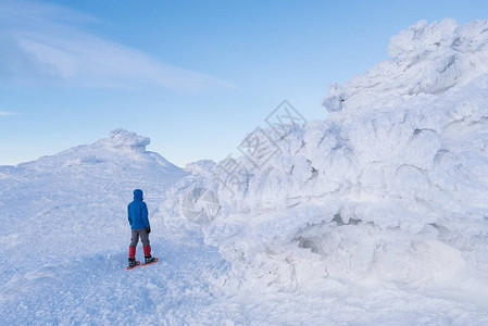 旅游者在山中雪鞋上行走冬季图片