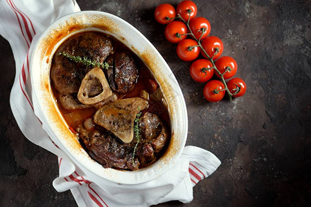 Ossobuko牛肉加洋葱图片