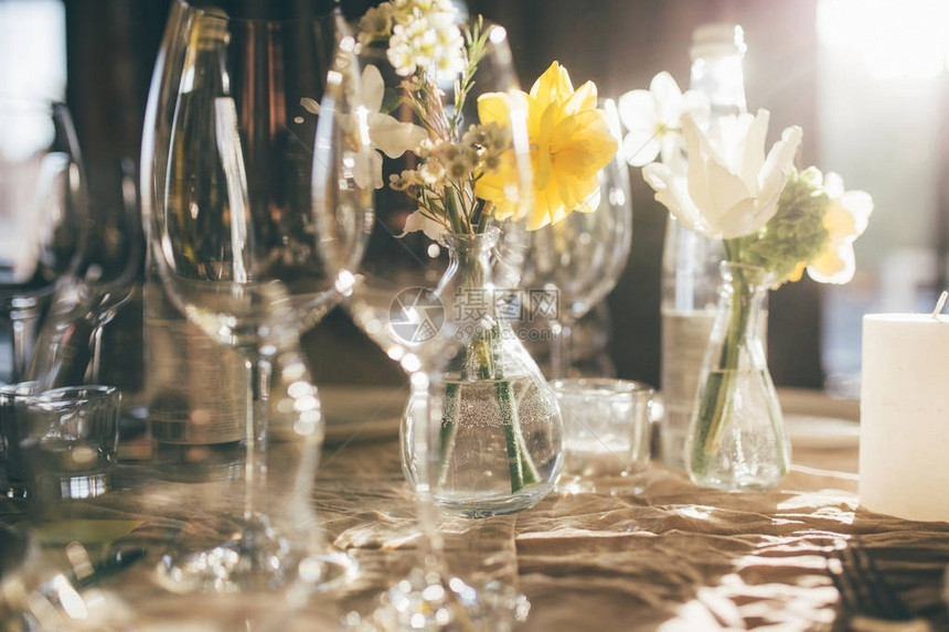 一瓶水下的婚宴用蜡烛和鲜花装饰的客人餐桌图片