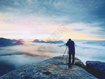 摄影艺术家在工作落基山脉的摄影师旅行者拍下梦幻壮丽的风景图片