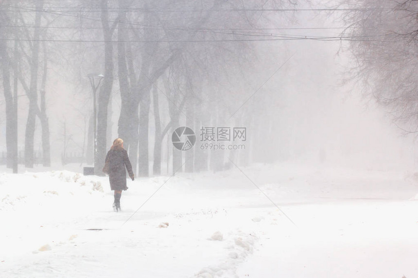 在城市的暴风雪在冬天图片