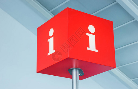 在商业中心的红色立方体上的信息符号网站和杂志布局的理想位置info图片