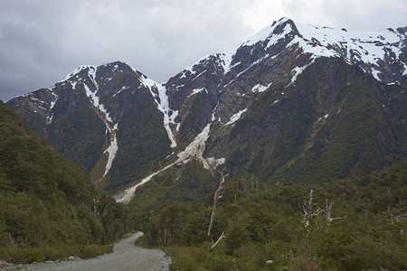 连接智利北巴塔哥尼亚边远城镇和村庄的著名公路图片