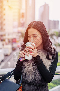 女人在户外街上喝咖啡图片