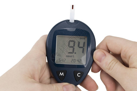 医学糖尿病血糖保健和人的概念在家中用血糖仪和试纸检查血糖水背景图片