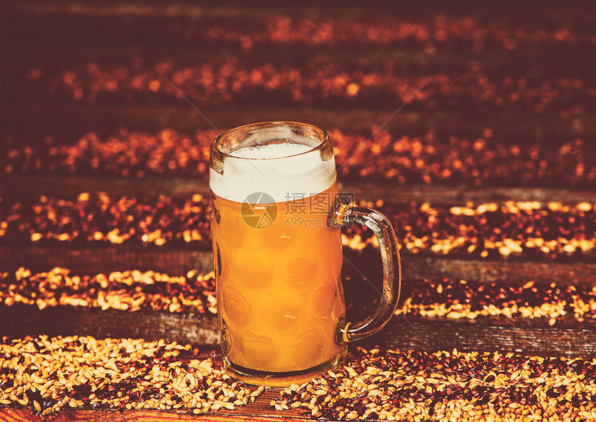 木制啤酒悬浮在木制啤酒上轻啤酒杯图片