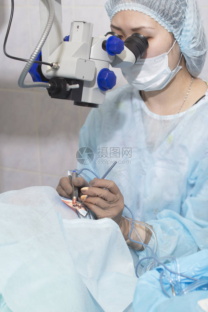 超声乳化超声破坏不透明晶状体眼科手术在俄罗斯乌兰德进行人工晶状体置换人工晶状体安装白图片