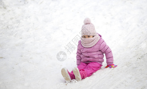 小孩子在雪地里玩耍图片