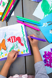 儿童绘画儿童双手的顶端视图和纸上图片