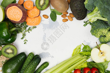 白底绿色水果和蔬菜健康的维他命饮食或碱饮食概图片