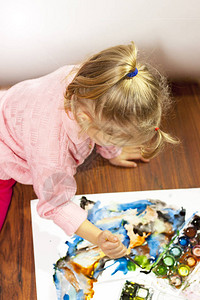 一个孩子用铅笔和刷子画一幅画图片