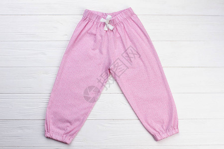 粉色裤子白纹裤服装设计简单小姑娘图片
