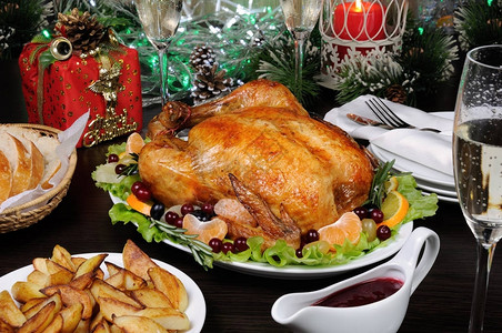 美味烤鸡和开胃肉壳圣诞餐桌上有图片
