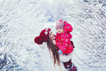 母亲和女儿在寒冬图片