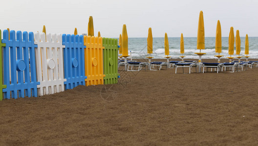 在沙海滩上没有儿童和闭着雨伞的游乐图片