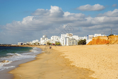 在葡萄牙阿尔加夫的Quartereira带黄色沙滩和橙色悬图片