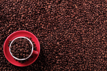 装满豆子的红色咖啡杯顶视图图片