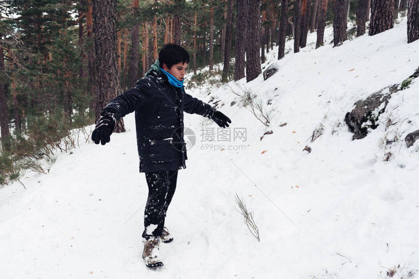 小男孩冬天在山上玩得开心冬天的图片