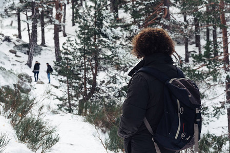 站在雪山中的女人后视图腰部向上图片