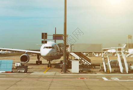 日出时在机场的客机飞机维修图片
