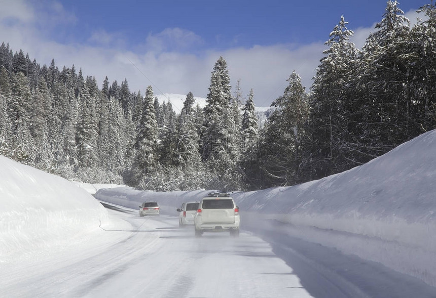 冬季景观与汽车在白雪皑的森林道路上图片