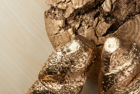 金面包主题木制桌上的金质属面图片