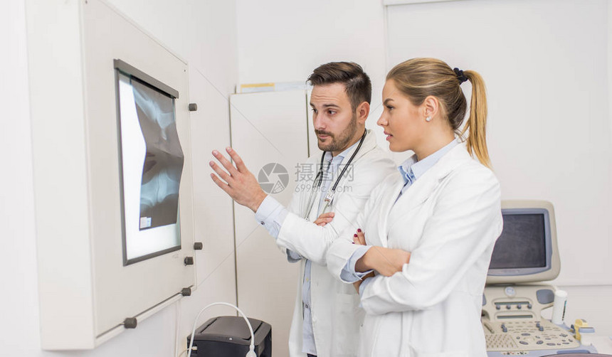 医生在诊所检查病人的X光片图片