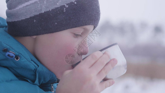 孩子冬天在户外喝茶图片