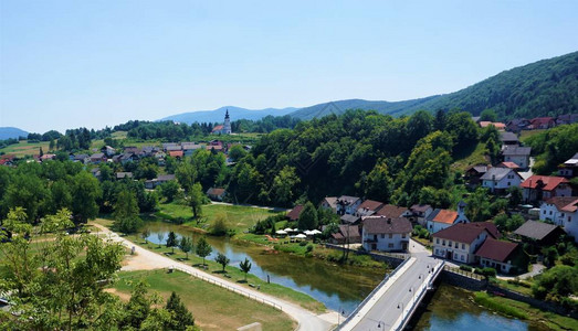 斯洛文尼亚Zuzemberk镇Dinaric阿尔卑斯山图片