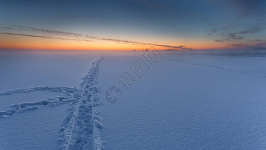 Puck冰冻海湾的冬季风景清晨日出温暖图片