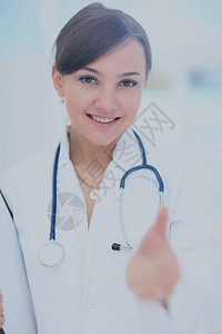 微笑的医生女人伸手握图片