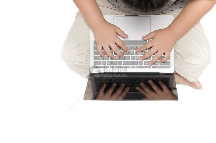 亚洲胖男孩学生使用笔记本电脑做家庭作业图片