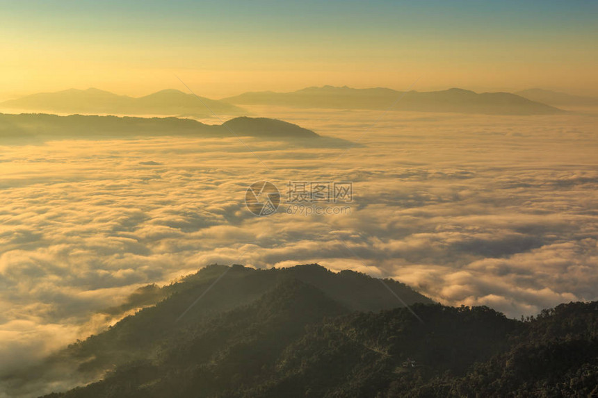 泰国清莱省PhaTung山日出时喷雾的风景图片