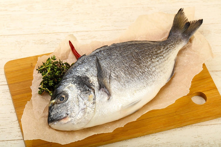 Rawdorada鱼已做好烹饪图片