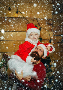 圣诞雪概念圣诞快乐的孩子和父亲寒假和期小女孩和男人图片
