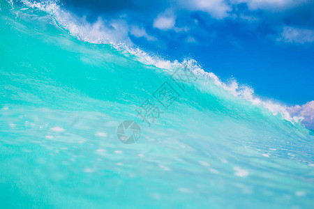 海水中的蓝色波浪图片