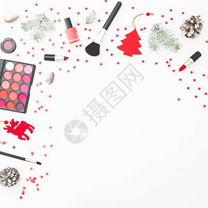 面粉化妆品饰品和圣诞装饰品都印在白色背景上图片