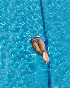 一个夏天在游泳池里跳的女人图片